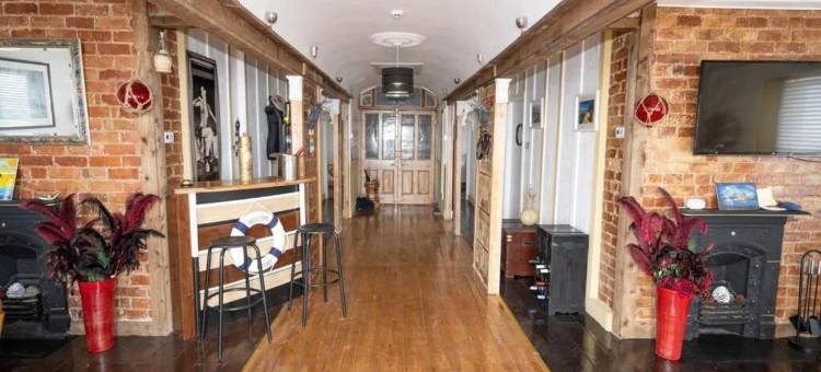 古怪公寓 - 可住6人 - 海滨区 - 停车(Sleeps 6 - 100MFromBeach - Ocean View Balcony)图片