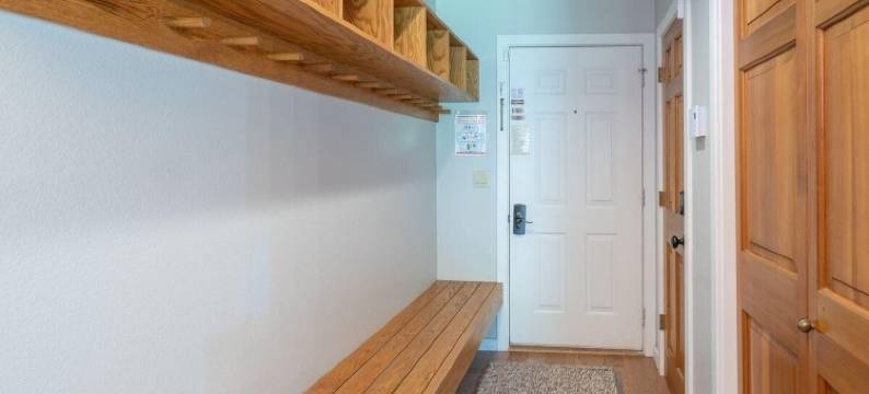 Riverside Dream! Quiet Spot w Deck, 5 Min Walk to Gondola & Main St, Condo图片