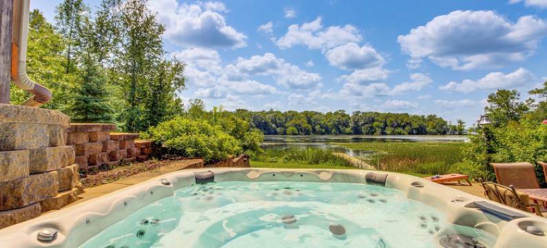 湖畔私人度假屋，带热水浴缸、露台和美景(Private Lakefront Retreat w/ Hot Tub, Deck & Views)图片