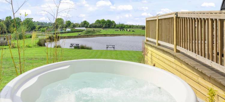 Safari Tent by Hertford Lake with Hot Tub图片
