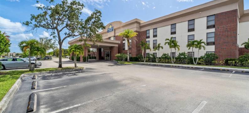 迈尔斯堡戴斯套房酒店-近捷蓝公园(Days Inn & Suites by Wyndham Fort Myers Near JetBlue Park)图片