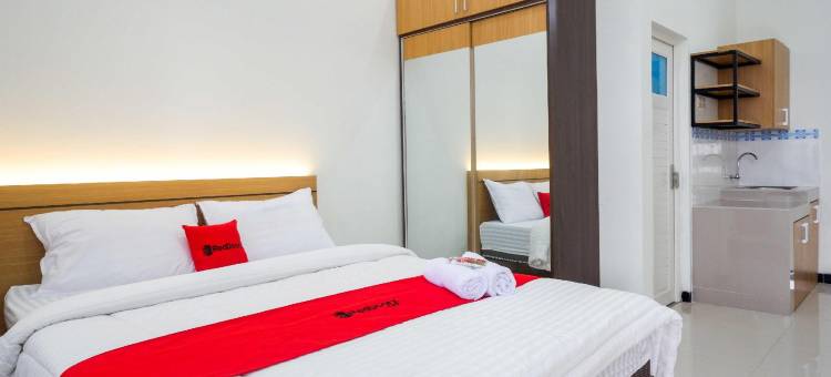 红多兹酒店-近蒂尔托纳迪2号航站楼(RedDoorz Near Terminal Tirtonadi 2)图片