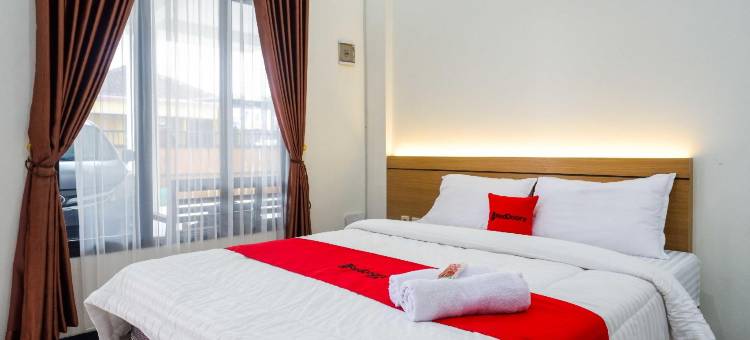 红多兹酒店-近蒂尔托纳迪2号航站楼(RedDoorz Near Terminal Tirtonadi 2)图片