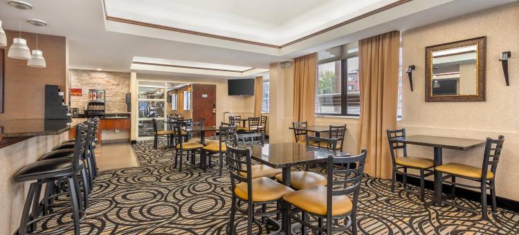 路易斯维尔贝斯特韦斯特优质套房酒店(Best Western Plus Louisville Inn  Suites)图片