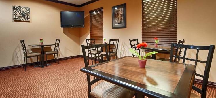 威奇托福尔斯大学贝斯特韦斯特优质套房酒店(Best Western Plus University Inn  Suites)图片