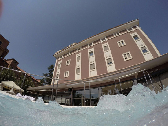 安巴西亚托里广场酒店