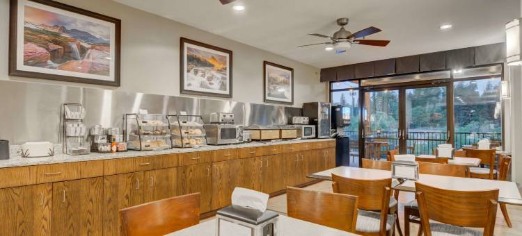 白鱼镇河畔酒店(Whitefish Riverfront Hotel)图片