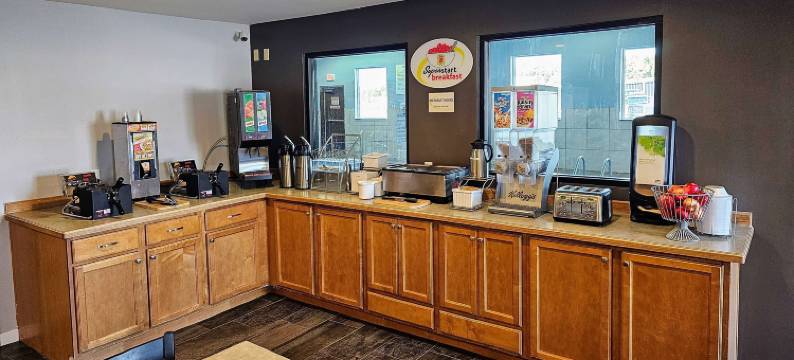 印第安纳克罗弗戴尔温德姆速 8 酒店(Super 8 by Wyndham Cloverdale IN)图片