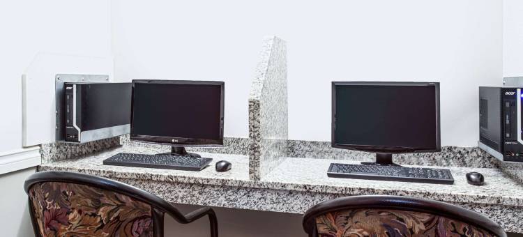 红鹿华美达套房酒店(Ramada by Wyndham Red Deer Hotel and Suites)图片