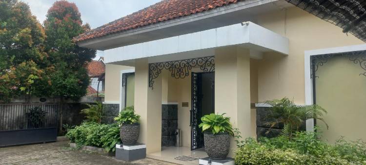 Capital O 93872 Natura宾馆伊斯兰教近普禾加多市中心广场(Capital O 93872 Natura Guest House Syariah Near Alun Alun Kota Purwokerto)图片
