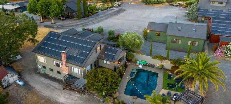 Enjoy Summer relaxing in hot tub, pool & by the outdoor firepit图片