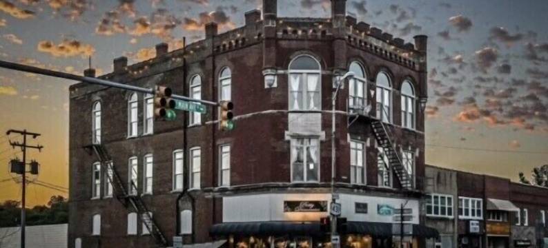 The Pythian Building Penthouse Apt. is centrally located on the city square.图片