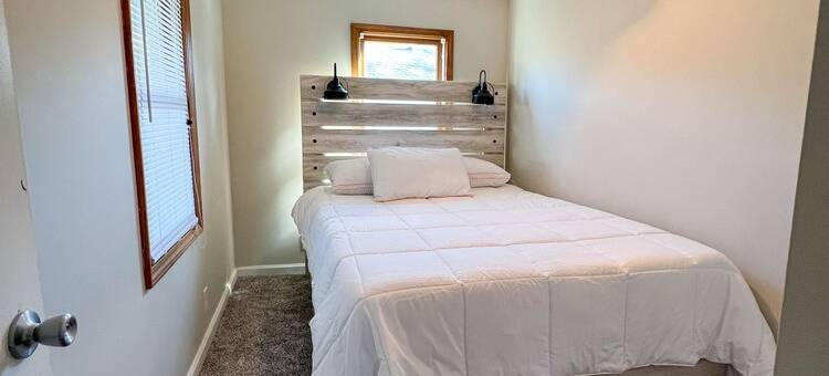 西尔万湖附近新近翻新小屋(Newly Remodeled Cabin Steps from Sylvan Lake)图片