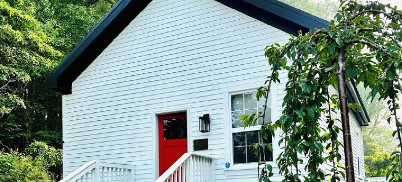 Historic Schoolhouse in Linden w/ Pool & Hot Tub -- Close to wineries & more!图片