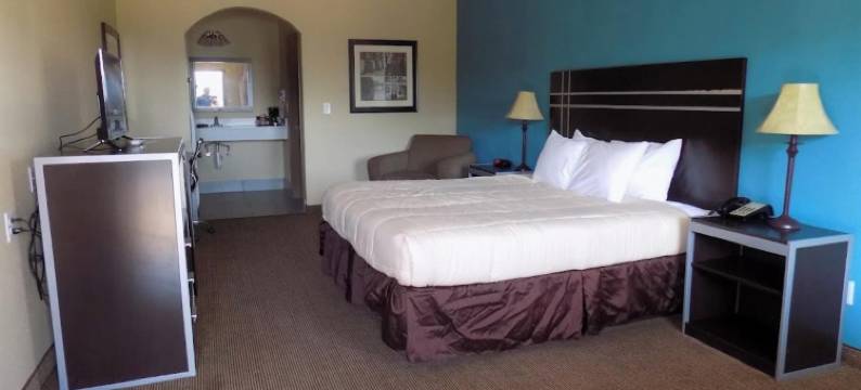 OYO 近沙纳 TX 的莫尔顿旅馆及套房(Moulton Inn &  Suites by OYO Near Shiner TX)图片