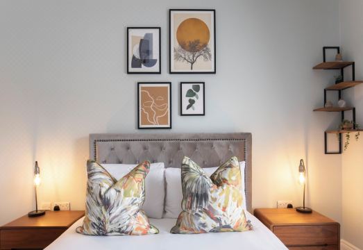 Elliot Oliver - Stylish 2 Bedroom Apartment with Parking in the Docks Hotel Overview