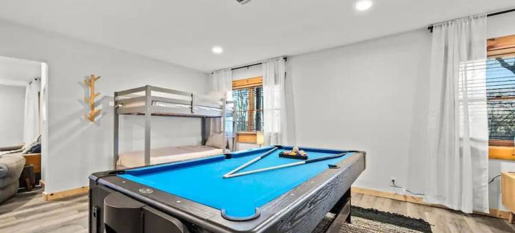 高端豪华小屋 桑拿 热水浴缸 游戏室(Round Top Way Cabin by Beyond Expectations)图片