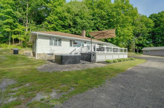 哈特福德湖边住宅:热水浴缸,皮划艇和码头(Lakefront Home in Hartford: Hot Tub, Kayaks & Dock)