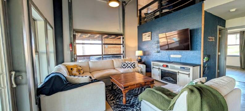 The Tillery Barndo - Two bedrooms/loft, dock, flat lot, spa, trampoline, golf图片