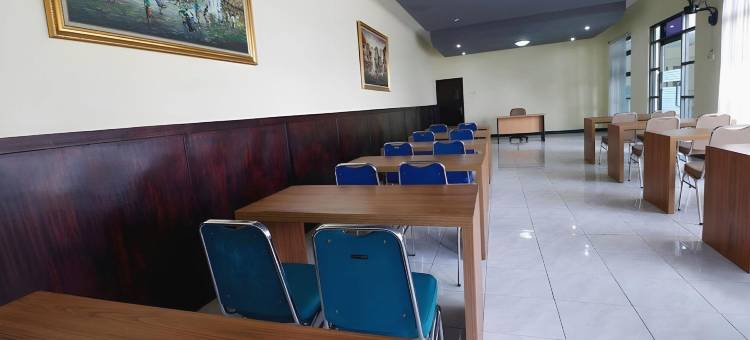 红多兹Plus酒店-近印度尼西亚大学(RedDoorz Plus Near Universitas Indonesia)图片