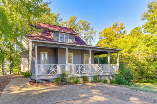 马丁湖畔的滨水住宅,带私人码头!(Private Dock! Auburn Getaway on Lake Martin)