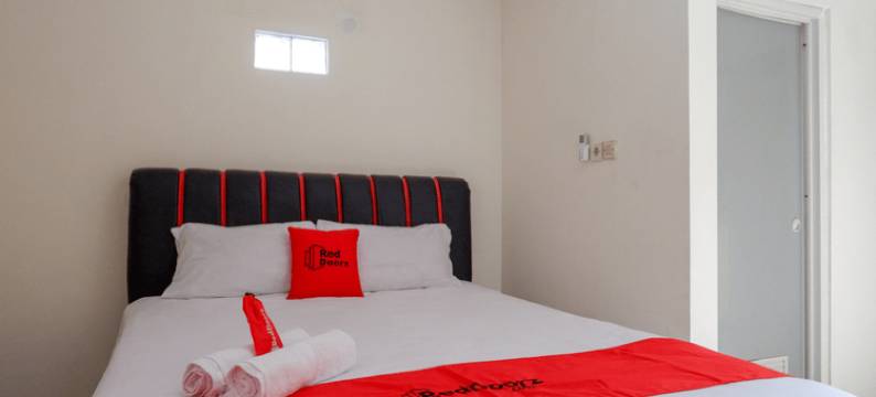 红多兹伊斯兰酒店-近GOR萨特里亚4号(RedDoorz Syariah Near Gor Satria 4)图片