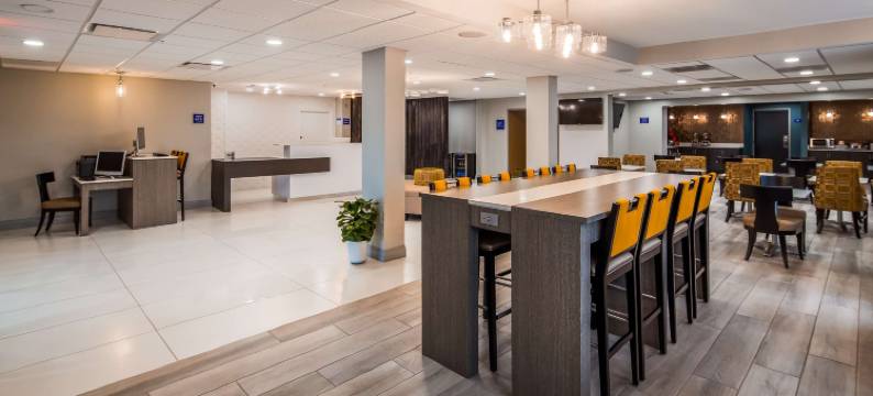 布卢明顿贝蒙特东贝斯特韦斯特优质套房酒店(Best Western Plus Bloomington East Hotel)图片