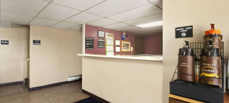 雷德菲尔德速8酒店(Super 8 by Wyndham Redfield)图片