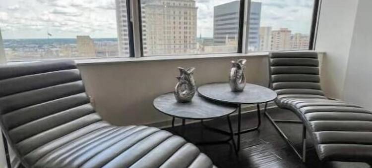 温馨度假公寓，设有屋顶泳池、停车设施，宽敞舒适(Cozy Retreat with Rooftop Pool, Parking, and Spacious Comfort)图片