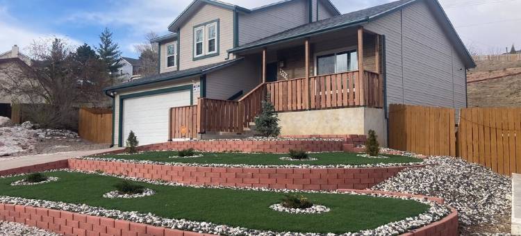 Mountain-View 5BR Retreat: Gym, Hot Tub, BBQ, Firepit, Playground, Sleeps 12图片