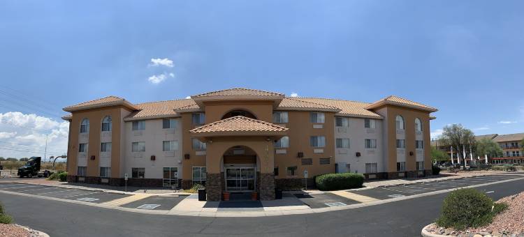 舒适套房酒店(Comfort Inn & Suites Near Kino Sports Complex)图片