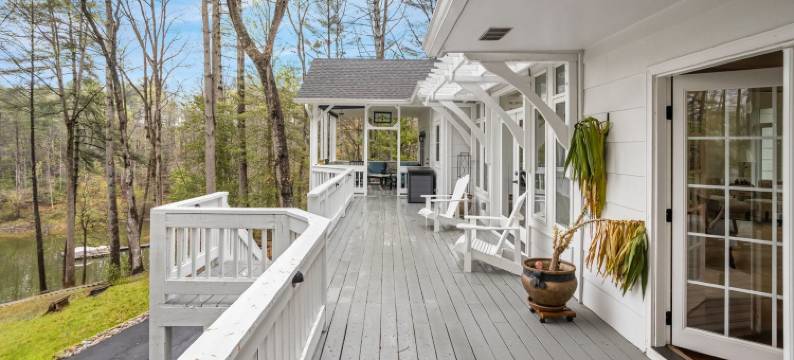 Charming Waterfront Home with Private Dock - Spacious Mountain Retreat图片