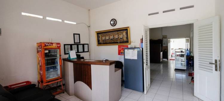 普禾加多红多兹家庭旅馆Rita超级购物中心3(RedDoorz near Rita Super Mall Purwokerto 3)图片