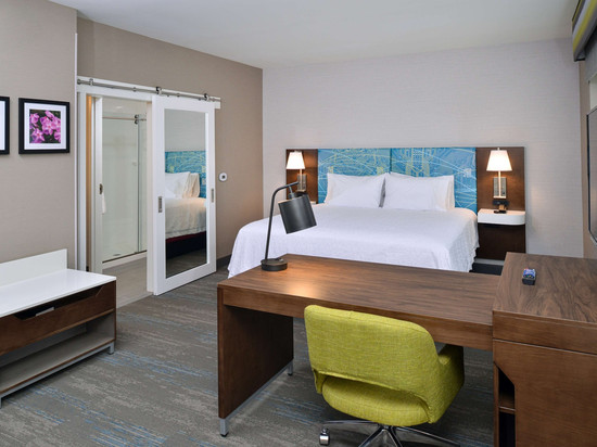 阿德里安欢朋套房酒店