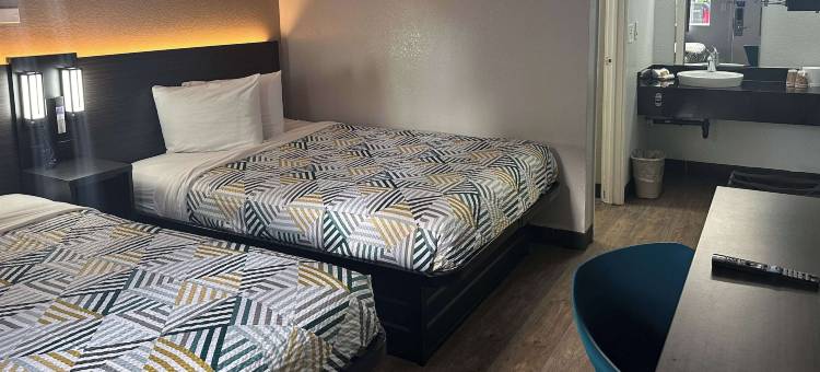 奥兰多6号基西米正门东汽车旅馆(Motel 6 Kissimmee, FL - Orlando)图片