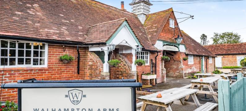 瓦尔汉普顿阿尔姆斯酒店(The Walhampton Arms)图片