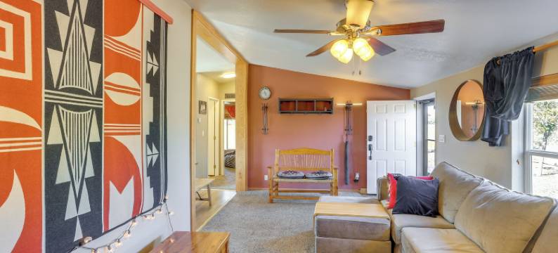 绝美景观：宁静的悬崖之家靠近徒步旅行！(Stunning Views: Quiet Bluff Home Near Hiking!)图片