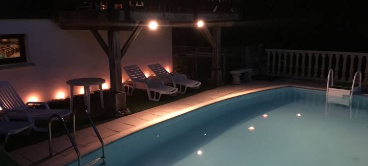 Poolside Bliss Near Lake图片