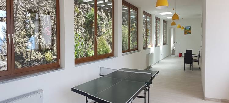 Lakeside Mansion with Pool图片