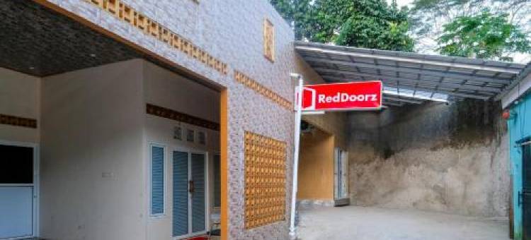 班加纳伽拉阿隆阿隆红多兹家庭旅馆(RedDoorz Near Alun Alun Banjarnegara)图片