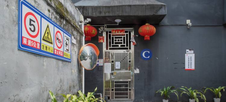 V客青年公寓(深圳龙城广场地铁站)图片