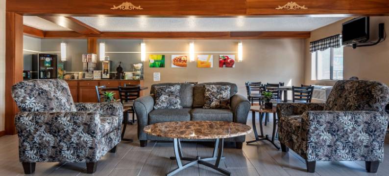 品质套房酒店(Quality Inn & Suites Warren)图片