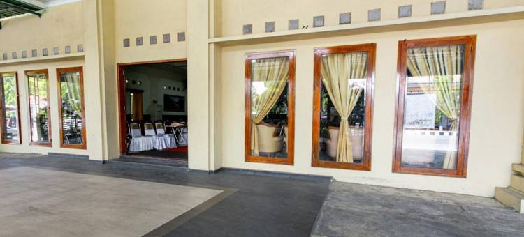 红多兹Plus酒店-近阿伦阿伦卡兰甘亚尔(RedDoorz Plus Near Alun Alun Karanganyar)图片