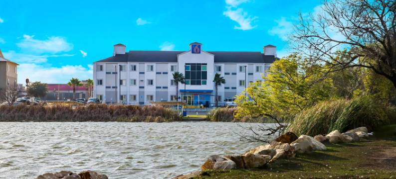 伊格帕斯湖畔6号汽车旅馆(Motel 6 Eagle Pass, TX - Lakeside)图片