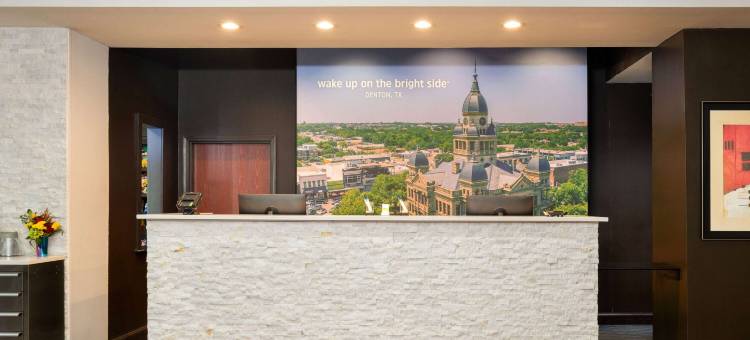 登顿大学路拉昆塔温德姆套房酒店(La Quinta Inn & Suites by Wyndham Denton - University Drive)图片