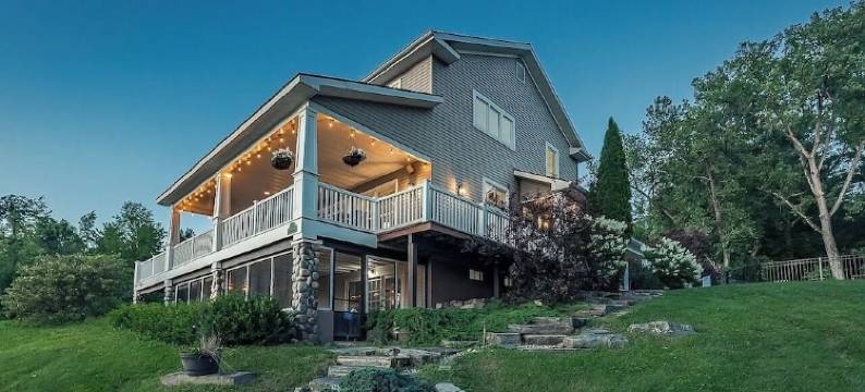 Jockey Lake House: Spacious Retreat With Game Room Near Race Track图片