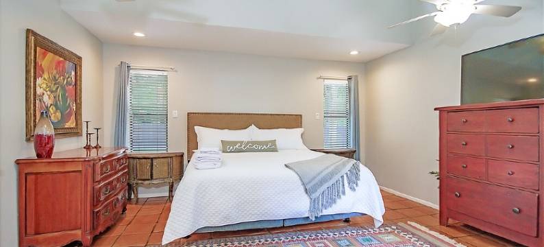 NEW! Regents Park Resort ~ Sparkling Pool, Tennis, Basketball, and Pickleball! ~图片