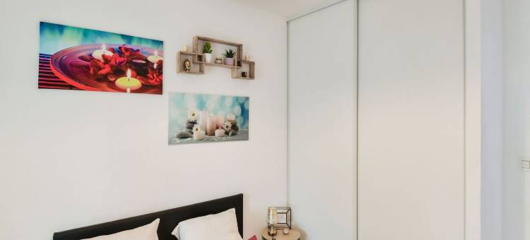 带游泳池的私人住宅禅室(Zen room in a private home with a swimming pool)图片