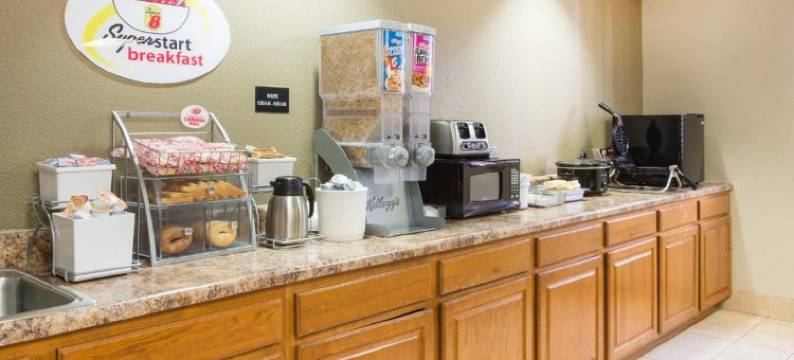 艾奥拉温德姆速8酒店(Super 8 by Wyndham Iola KS)图片