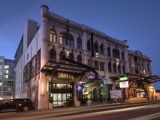 大教堂路口探索酒店